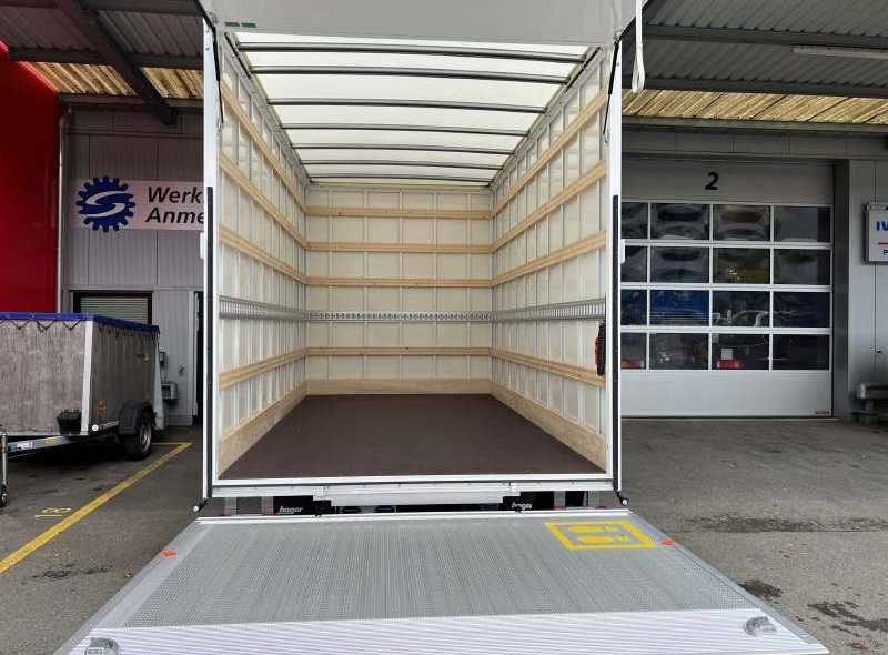 IVECO Daily mit Hebebühne – Heckansicht